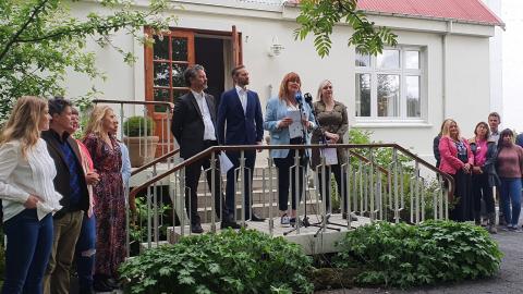 Nýr meirihlutasáttmáli kynntur á tröppum stöðvarstjórahússins í Elliðaárdal