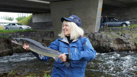 Helga Steffenssen Reykvíkingur ársins 2019 með lax í hendi.