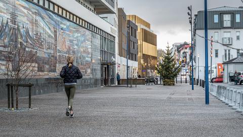 Manneskja á gangi í Tryggvagötu.