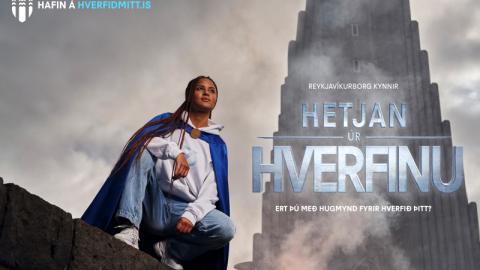 Hetjan úr hverfinu stillir sér upp fyrir framan Hallgrímskirkju.