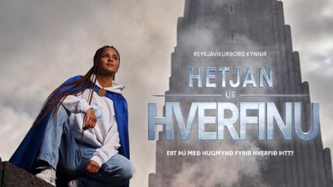 Hetjan úr hverfinu stillir sér upp fyrir framan Hallgrímskirkju.