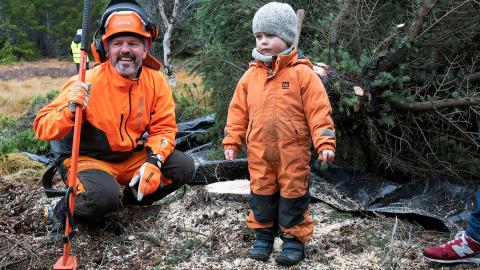 Borgarstjóri, Dagur B. Eggertsson ásamt Birni Hrafnkellssyni við fallið tréð.
