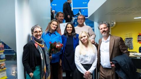Fólk við verðlaunaafhendingu.
