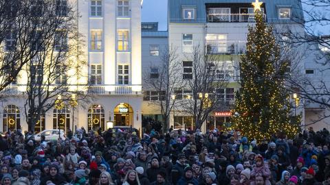 Mannfjöldi á Austurvelli þegar það er nýbúið að kveikja á Oslóartrénu.