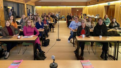Fólk hlustar á fyrirlestur á velferðarkaffi.
