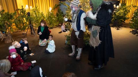 Grýla og Leppalúði heilsa upp á leikskólabörn í jólaskóginum í Ráðhúsi Reykjavíkur