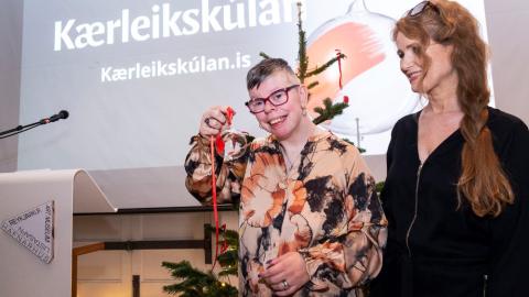 Steinunn Ása Þorvaldsdóttir tekur við Kærleikskúlunni 2022 á Listasafni Reykjavíkur. Með henni er Eva Þengilsdóttir, hugmyndasmiður Kærleikskúlunnar og framkvæmdarstjóri Öryrkjabandalags Íslands.