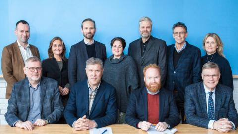 Fólk að undirrita samning.