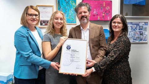 Halldóra Káradóttir sviðsstjóri fjármálaskrifstofu, Karen Björk Eyþórsdóttir fjármálaráðgjafi, Dagur B. Eggertsson borgarstjóri og Þórhildur Ósk Halldórsdóttir deildarstjóri upplýsinga- og gagnadeildar með gæðavottun fyrir seiglu borgarinnar.