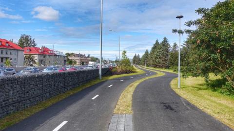 Horft í vestur eftir hjóla- og göngustígum á milli Klambratúns og Miklubrautar.