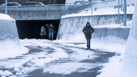 Kona gengur í kulda í Reykjavík