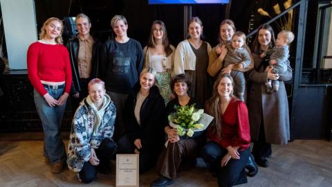 Ungmennadanshópurinn FORWARD stillir sér upp í hópmynd við sviðið í Iðnó þegar hópurinn var valinn Listhópur Reykjavíkur 2023.