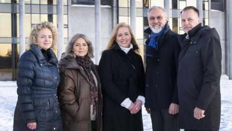 Stjórnendur menningar- og íþróttasviðs stilla sér upp í röð fyrir framan Ráðhúsið. Anna Karen Arnardóttir fjármálastjóri, María Rut Reynisdóttir skrifstofustjóri menningarborgar, Margrét Grétarsdóttir mannauðsstjóri, Eiríkur Björn Björgvinsson sviðsstjóri menningar- og íþróttasviðs, Steinþór Einarsson skrifstofustjóri þróunar og nýsköpunar. Kalt úti og þau eru í vetraryfirhöfnum.