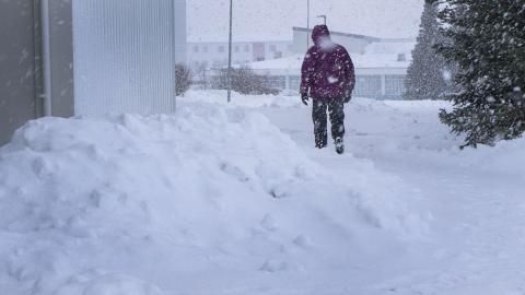 Maður gengur í köldu veðri í Reykjavík.