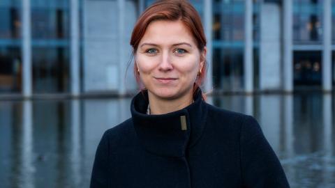 Svanhildur Jónsdóttir, fyrrv. stjórnandi atvinnu- og virknimiðlunar Reykjavíkurborgar. Portrettmynd tekin fyrir utan Ráðhúsið.