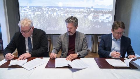 Sigurður Ingi Jóhannsson, Dagur B. Eggertsson og Hermann Jónasson undirrita samning.