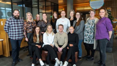 Starfsfólk þjónustuvers hópmynd, tekin í Borgartúni, innandyra.