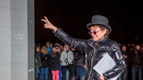 Yoko Ono við tendrun Friðarsúlunnar í Viðey