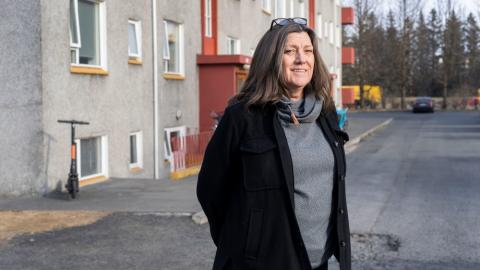 Kolbrún Jarlsdóttir var valin með slembivali í íbúaráð Miðborgar og Hlíða. Á myndinni stendur hún við blokk í Hlíðunum.