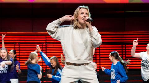 Vigdís Hafliðadóttir tónlistarkona og listamaður syngur lag Barnamenningarhátíðar 2023