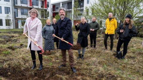 Dagur B. Eggertsson, borgarstjóri og Sigrún Árnadóttir, framkvæmdastjóri Félagsbústaða taka skóflustungu.
