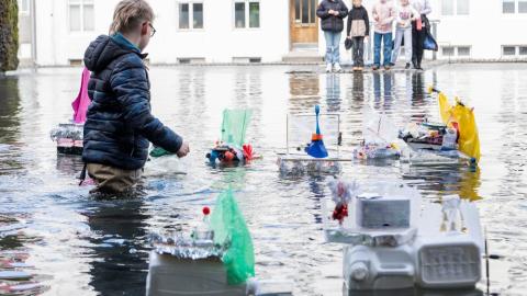 Krakkar láta báta sigla fyrir framan Ráðhúsið á Bátaleikunum 2023.