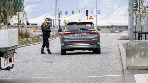 Lögreglumaður stöðvar bíl við aðkomu að Hörpu