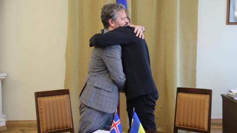 Borgarstjórar Reykjavíkur og Lviv faðmast