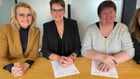Formaður velferðarráðs, sviðsstjóri velferðarsviðs og formaður Hugarafls við undirskriftina.
