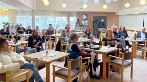 Áhorfendur fylgjast með velferðarkaffi.