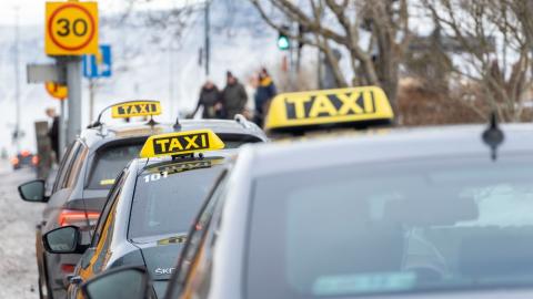 Nokkrir leigubílar í röð í Reykjavík.