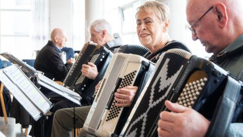 Vitatorgsbandið spilar.