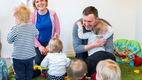 Halyna Halapats og Andrii Khomenskyi, dagforeldrar í Breiðholti. Hér í aðstöðu sinni í gamla gæsluvallarhúsinu við Arnarbakka, með þeim börn í gæslu. Eitt er að knúsa Andrii.
