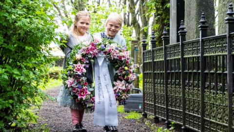 Diljá Björg Daðadóttir og Vaka Fannarsdóttir báru kransinn að leiði Bríetar
