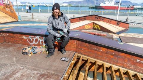 Eiki Helgason vinnur að viðgerð á hjólabrettagarðinum á Miðbakka