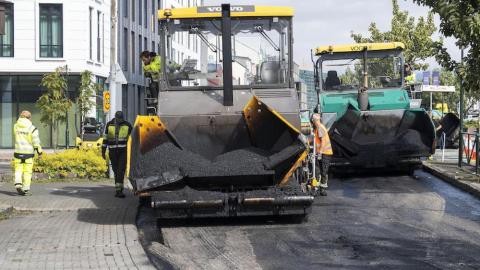 Unnið að malbikun í Lækjargötu.