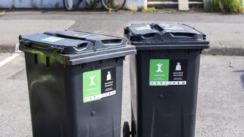 Tvær tvískiptar tunnur fyrir matarleifa og blandaðan úrgang.