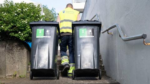 Unnið við að skipta út tunnum í Reykjavík