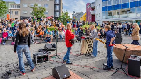 Dóra og döðlurnar héldu tónleika á Óðinstorgi á Menningarnótt 2023.