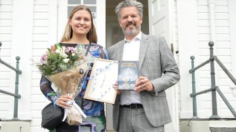 Kamilla Kjerúlf, handhafi barnabókaverðlauna Guðrúnar Helgadóttur 2023 og Dagur B. Eggertsson, borgarstjóri að lokinni athöfninni í Höfða