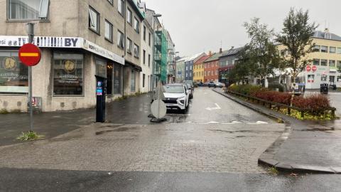 Horft upp Hverfisgötu frá Hlemmi.