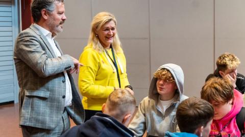 Dagur B. Eggertsson borgarstjóri og Jónína Ómarsdóttir kennari í Rimaskóla á spjalli við nemendur.