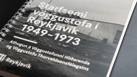 Forsíða skýrslu vöggustofunefndar, mynd af skýrslunni liggjandi á borði
