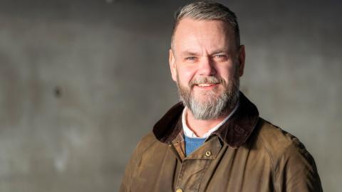 Birkir Hrafn Jóakimsson, framkvæmdarstjóri Malbikunarstöðvarinnar Höfða. Portrett, brjóstmynd, steypuveggur á bakvið.