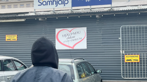 Maður stendur fyrir framan kaffistofu Samhjálpar.