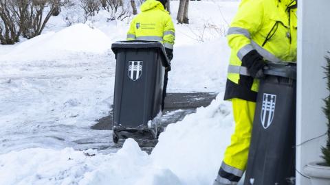 Starfsfólk sorphirðu að störfum um vetur.
