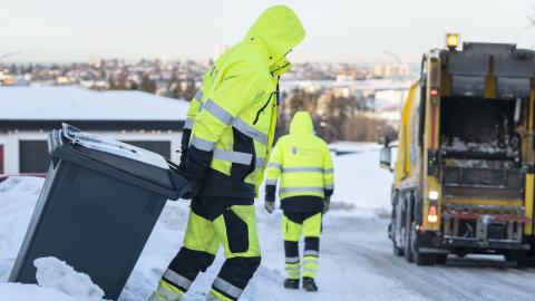 Starfsfólk sorphirðu að störfum um vetur