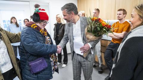 Borgarstjóri afhendir íbúa lykla að íbúð sinni 