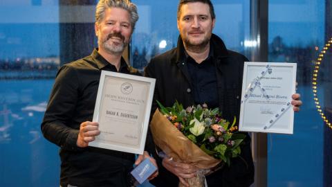 Dagur B. Eggertsson borgarstjóri og Mikael Marinó Rivera, Reykvíkingur ársins 2023, í Ráðhúsinu með viðurkenningar sínar fyrir Reykvíking ársins og heiðursfélaga Veiðifélags Rimaskóla.