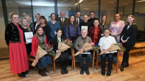 Fulltrúar velferðarráðs og þau sem hlutu viðurkenningu í dag.